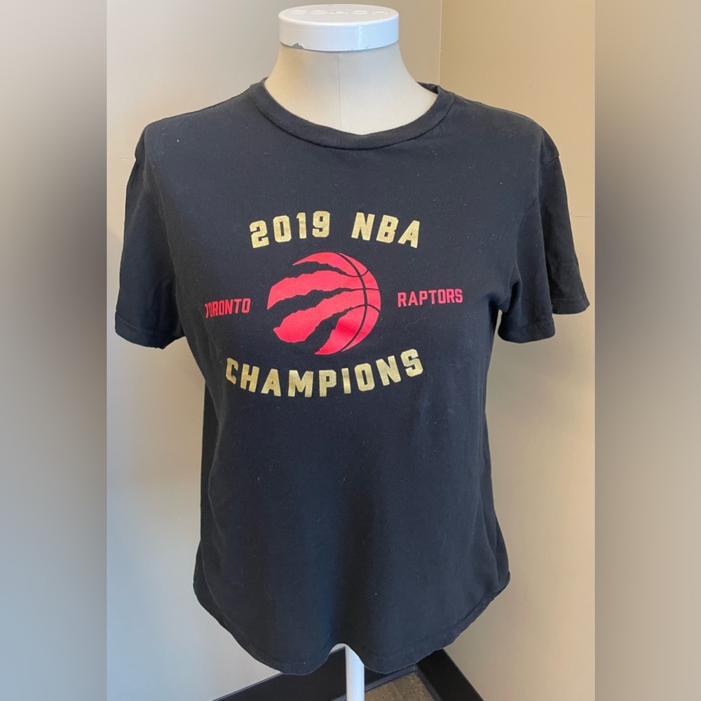 2019 Black Toronto Raptors NBA short sleeve crew neck champions tee - size M